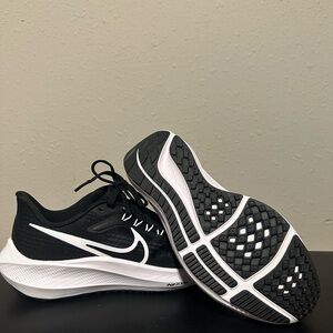 Nike Men's Black and White Athletic Shoes